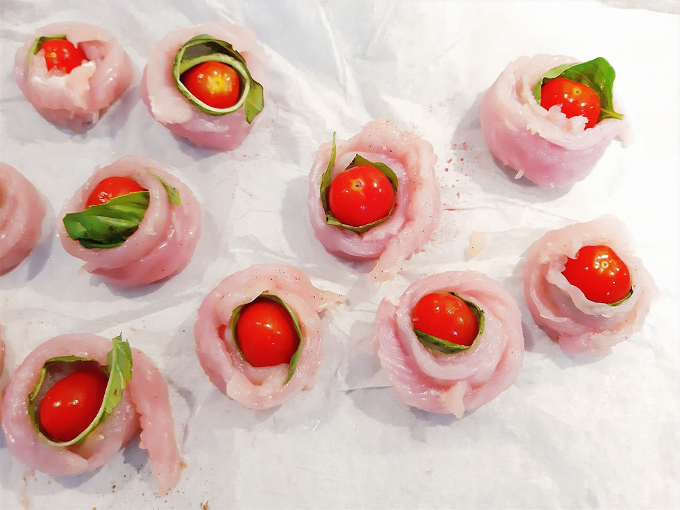 Rouleaux de dinde avec tomates cerise et feuilles de basilic
