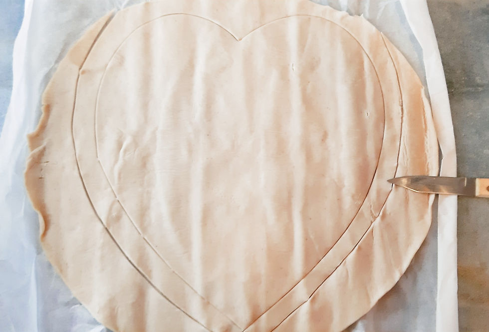 Pâte feuilletée découpée en forme de cœur