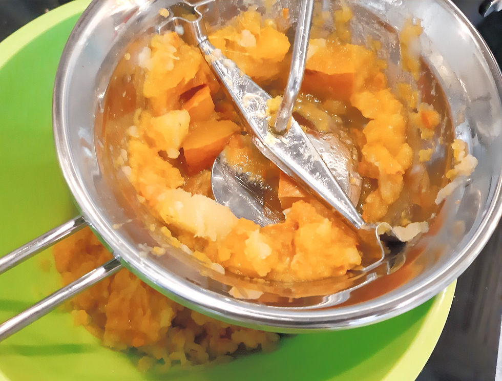 Purée de potimarron et pommes de terre dans un moulin à légumes