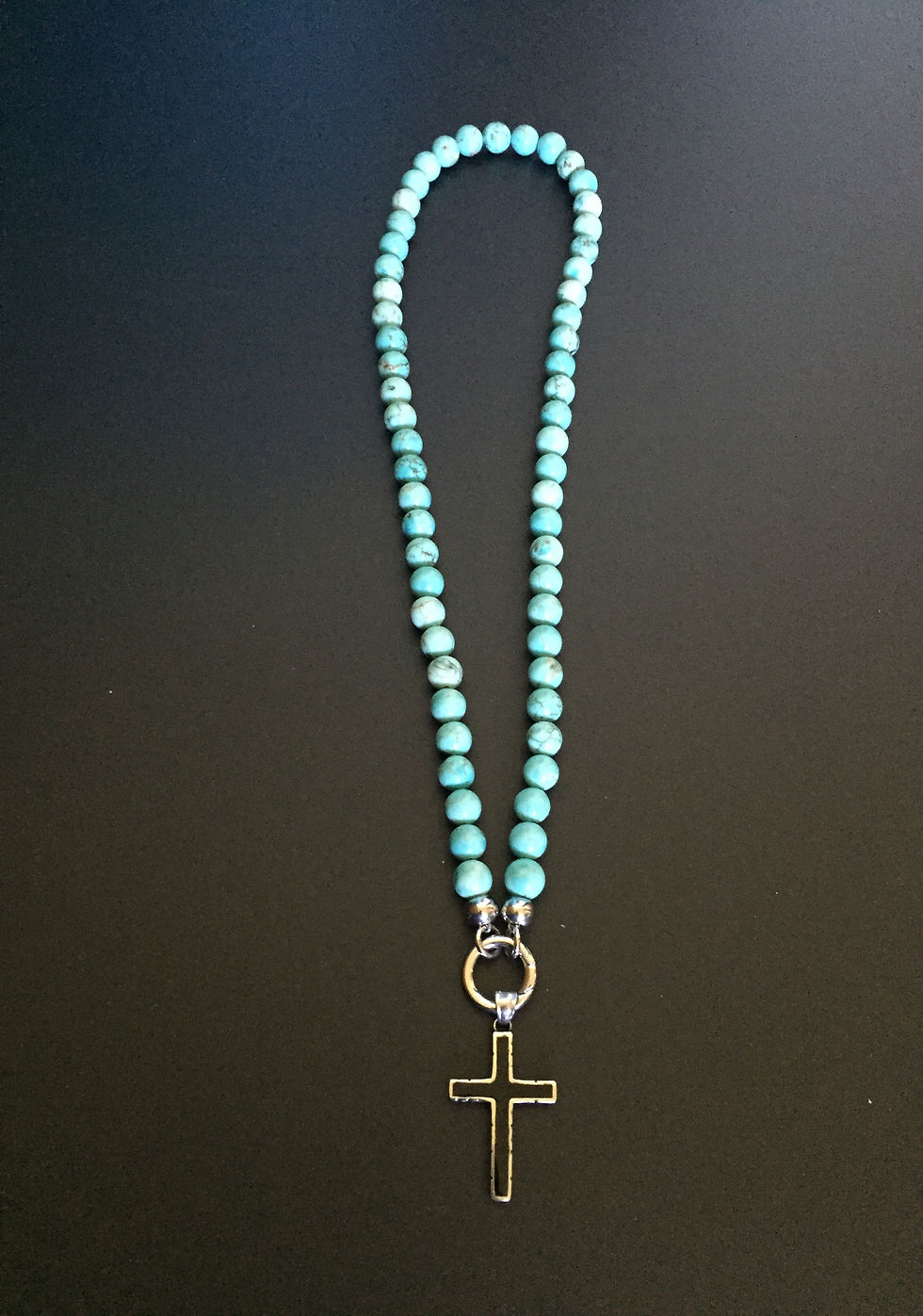 Collier Clip 8mm Howlite turquoise & Croix Noire