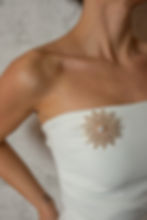 Svatební brož Ariana připnutá na županu