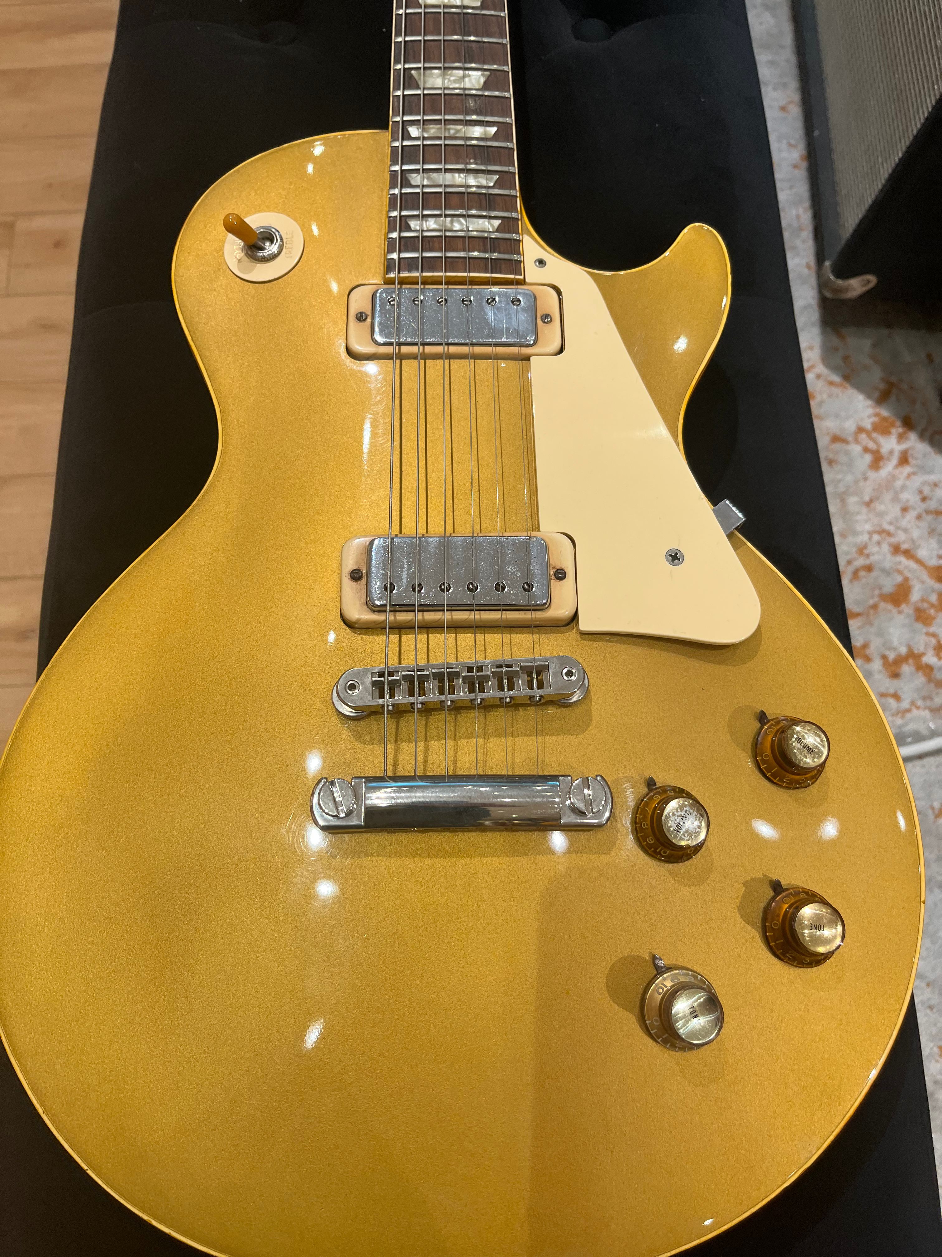 1972 Gibson Les Paul Deluxe Gold Top view 4