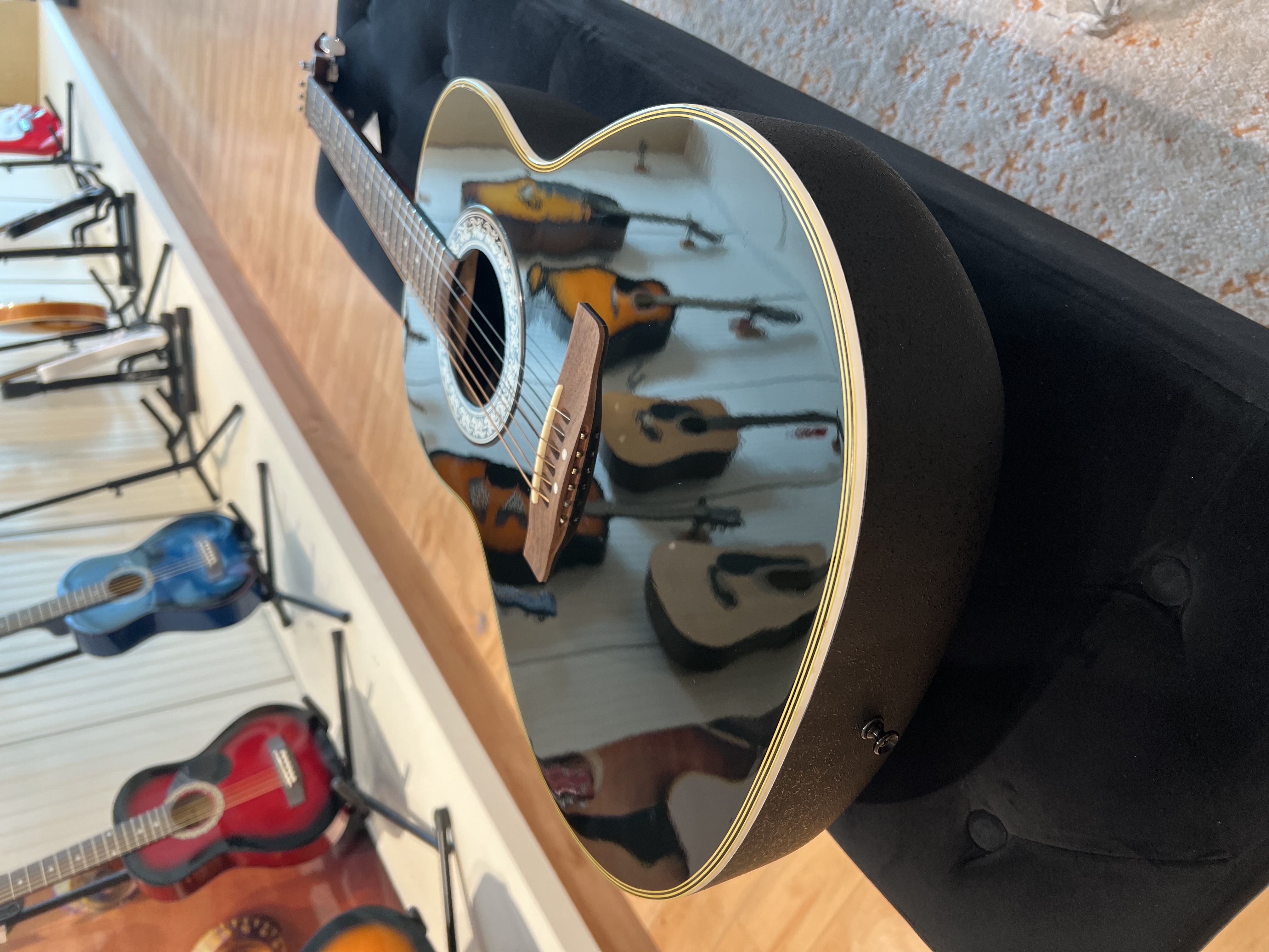 Ovation Celebrity Black 1985-1986 view 3