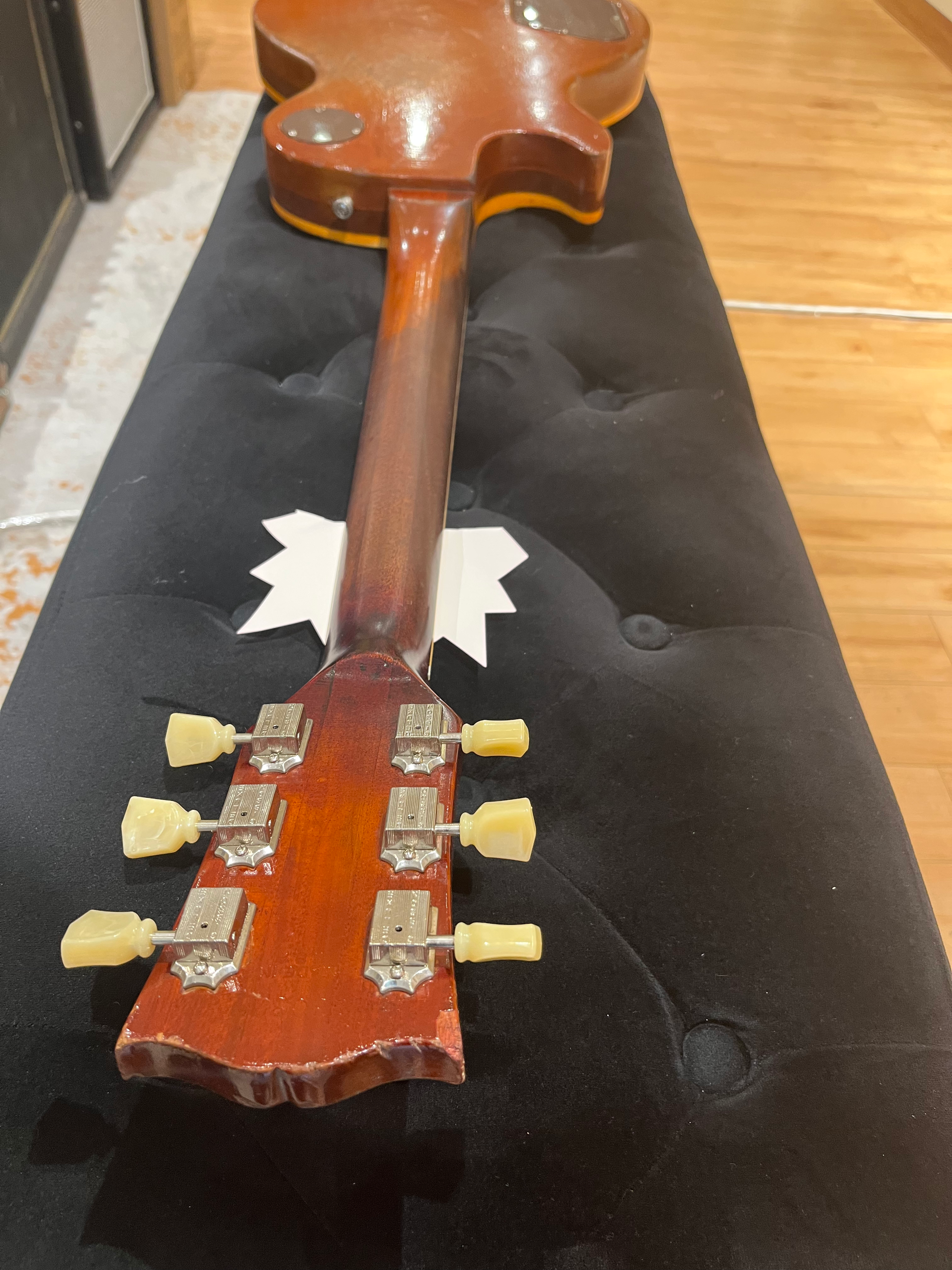 1972 Gibson Les Paul Deluxe Gold Top view 14