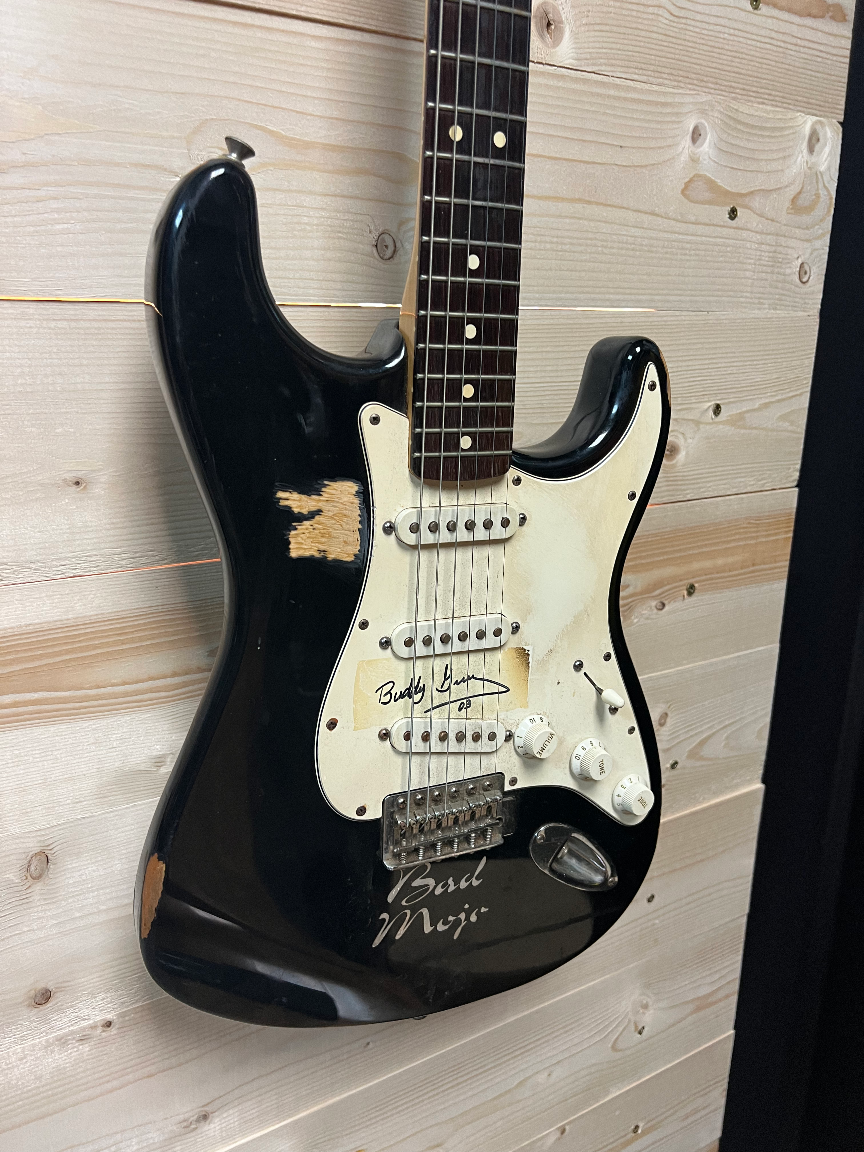 Fender Stratocaster MX Black 2001 BUDDY GUY SIGNED view 2