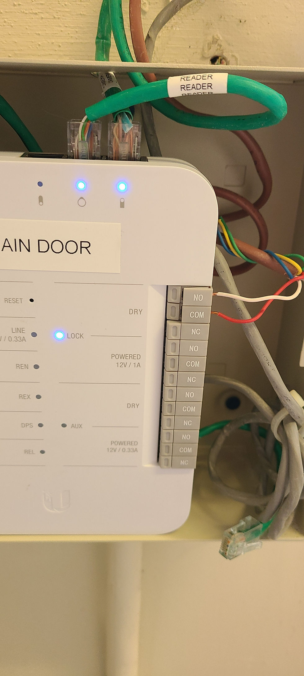 Side view of the Unifi Access Hub. Notice how much easier it is to understand and figure out the wiring!