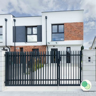 front nowoczesnego domu z ceglanym detalem, antracytowe metalowe ogrodzenie pionowe, biała elewacja i ciemna stolarka okienna