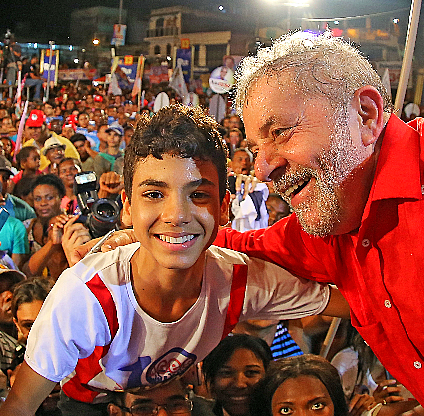 Presidente da maior central sindical americana entrega prêmio a Lula