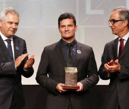 Jornalismo de cativeiro da Globo agoniza diante dos fatos