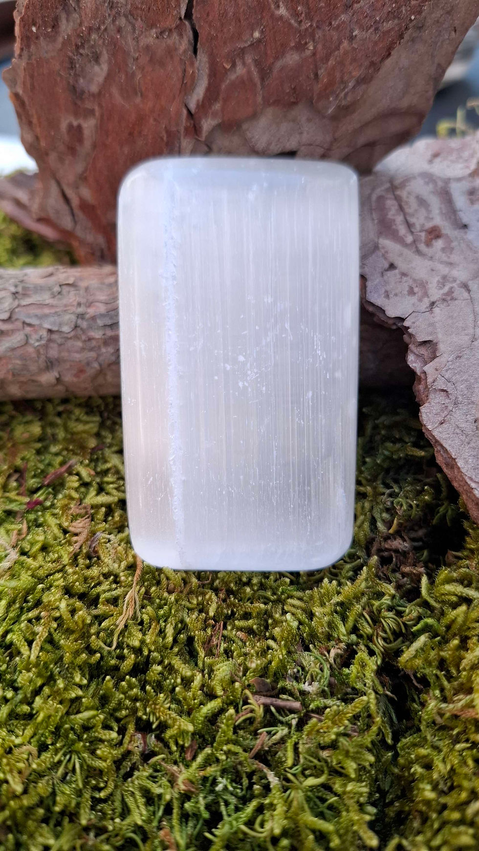 Sanfte Eleganz: Dein Selenit Handschmeichler Seifenstein