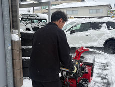 雪にも負けず営業中です!