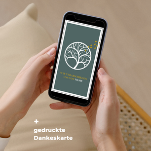 Smartphone mit digitale Trauerkarte wird in der Hand gehalten. Zu sehen ist ein weißer Baum auf dunkelgrünem Hintergrund mit wegwehenden goldenen Blättern.