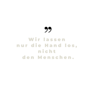 Trauerspruch übers Loslassen für eine digitale Trauerkarte, optimiert für Smartphone. Typografische Gestaltung mit großen Anführungsstrichen
