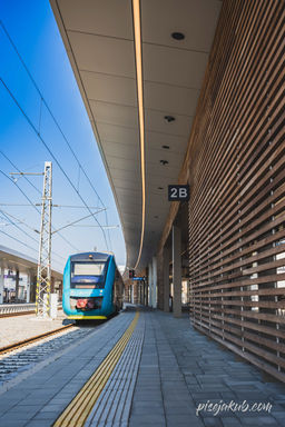 Architektonická fotografie moderního osvětlení zapojeného na železničním nádraží