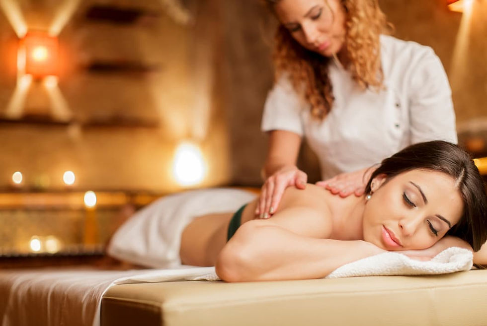 Mujer recibiendo un masaje californiano en Barcelona, en un ambiente relajante y profesional