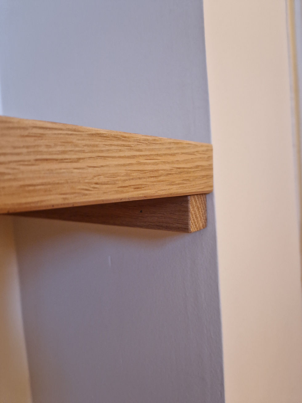 Détail des étagères en bois