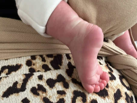 Petits pieds de bebe en portage