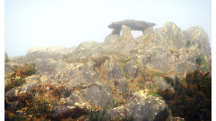 Le Dolmen au Sommet de la Colline