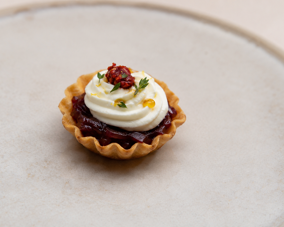 Tropea onion tartlet with goat cheese, nduja and honey