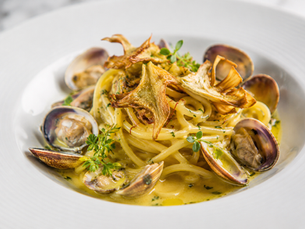 Spaghetti alle Vongole, Zafferano e Carciofi Croccanti (Italian Spaghetti with Clams, Saffron and Crispy Artichokes)