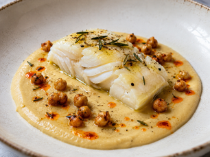 Baccalà Confit con Crema di Ceci, Rosmarino e Olio al Peperoncino