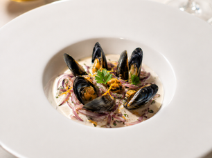 Cozze con Cipolla di Tropea, Zafferano, Arancia e Crema al Cointreau (Italian Mussels with Tropea Onion, Saffron, Orange and Cointreau Cream)