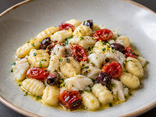 Gnocchi di Patate con Ragù Bianco di Baccalà, Olive Taggiasche e Pomodorini Confit