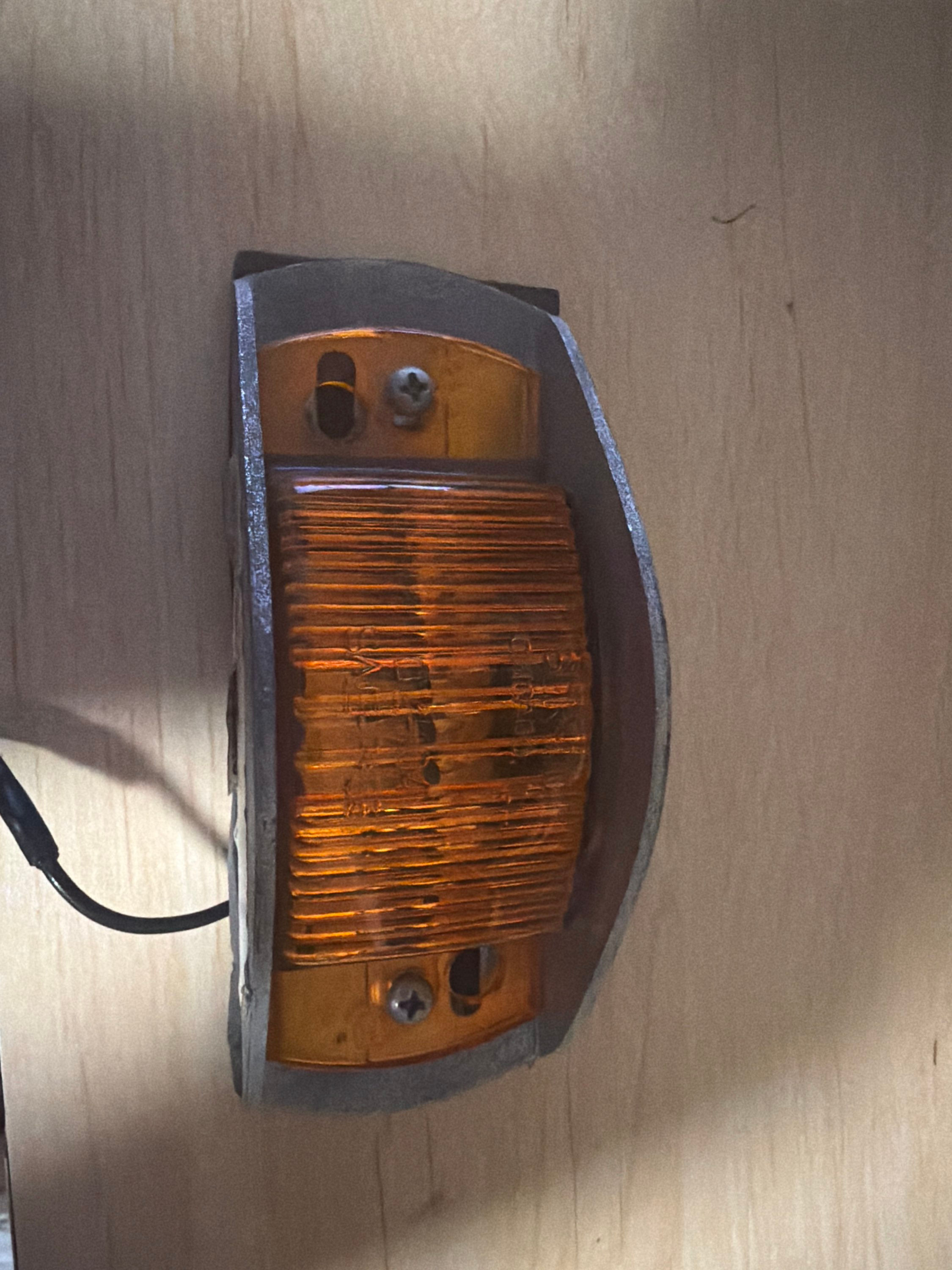 Side turn signal assembly housing incandescent