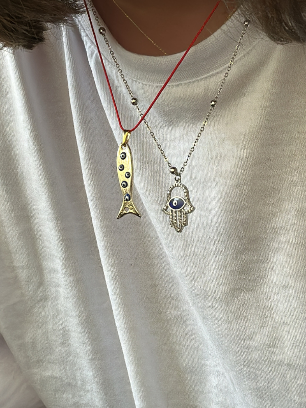 Küçük resim: Kırmızı İpli Balık Detaylı Kolye