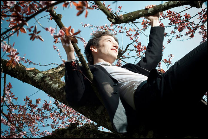 Le chanteur K dans un arbre rouge