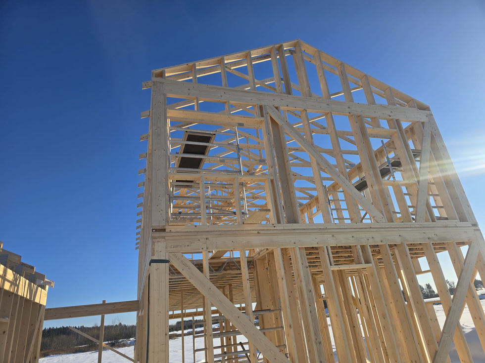 Divu stāvu koka karkasa māja