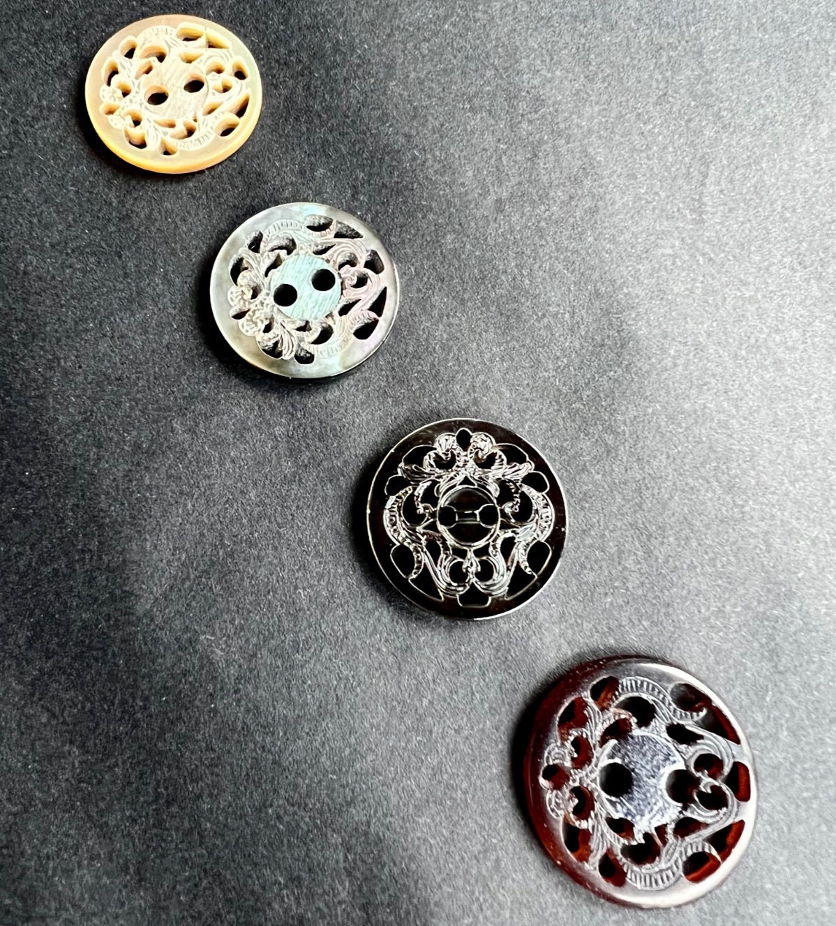 Perlmuttknöpfe, Makasser/Tahiti/Black Pen, Lochmuster, ab