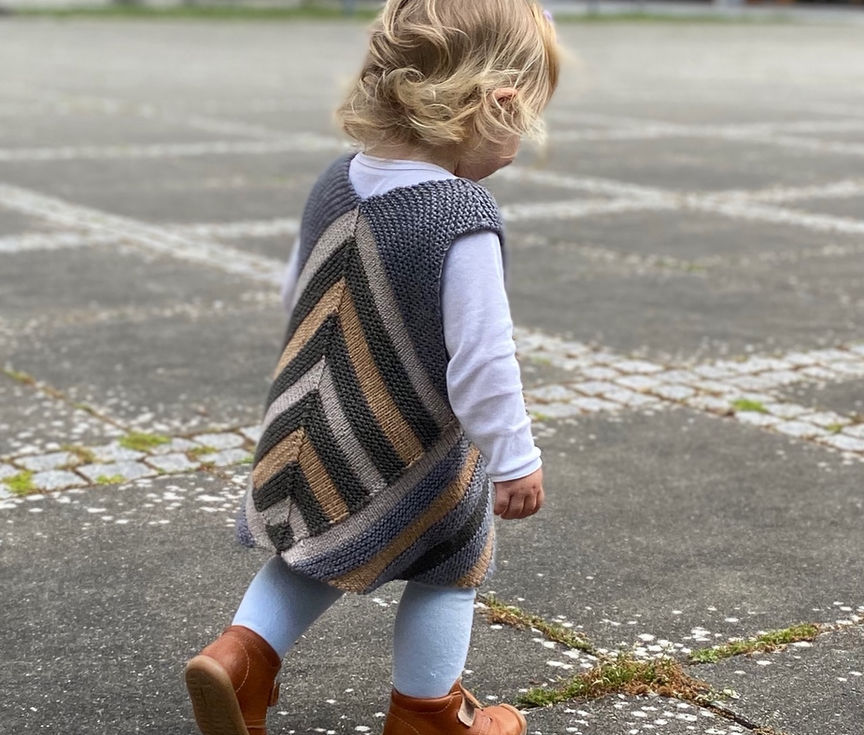 LARA-Kleid stricken – nahtloses Kinderkleid aus Wollresten, das als Pullunder weitergetragen werden kann