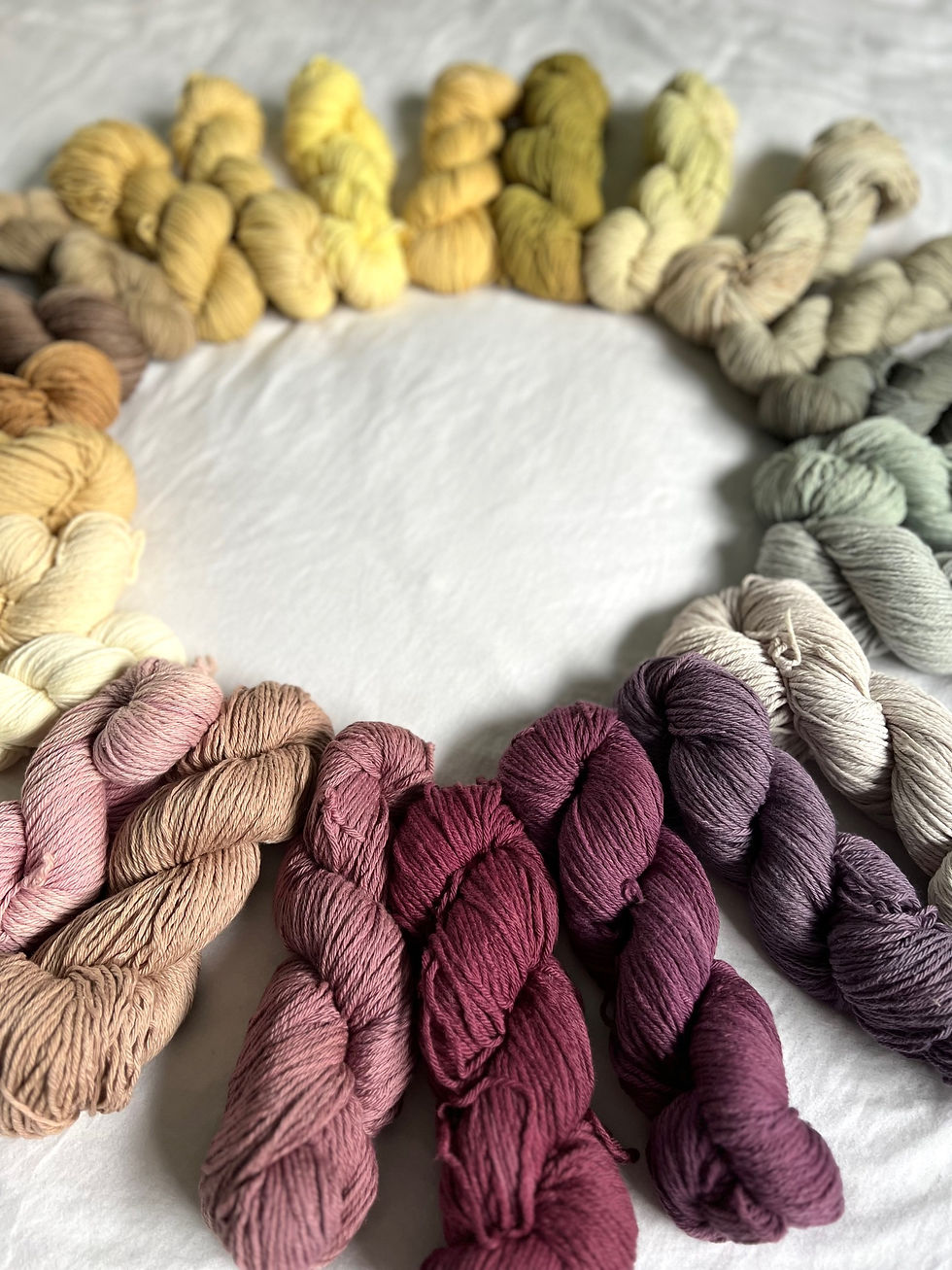 Miniaturbild: Farbkreis gross: Big Merino Hug, GOTS & pflanzlich gefärbt, von Rosy Green Wool