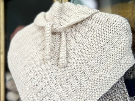 Kleines Dreieckstuch aus einem Einzelstrang stricken – mit Bindebändchen