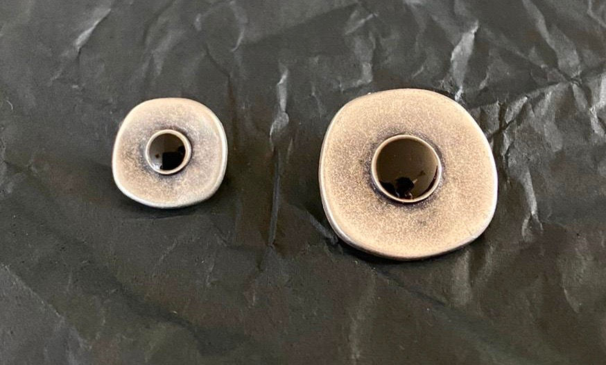 Miniaturbild: Metallknöpfe mit Steg, altsilber, Mittelpunkt, ab
