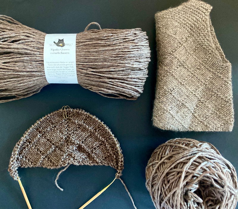 Karo-Muster der CARLA-Weste mit dem Strickbeginn an der hinteren Mitte