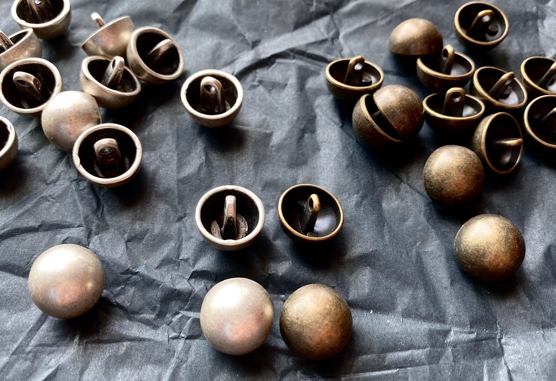 Metallknöpfe mit Steg, Halbkugel, altmessing/altsilber/gold, ab