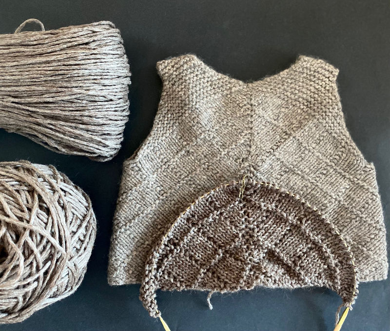 CARLA-Weste: Der Strickbeginn ist am Saum