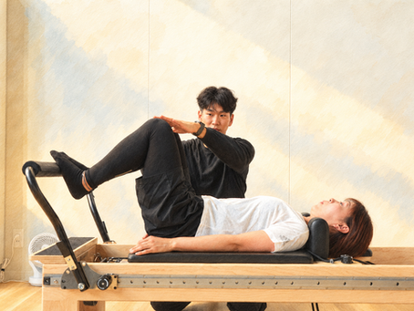 筑紫野市永岡のMPL.Pilatesで、理学療法士がリフォーマー運動中の姿勢と脚の動きを確認する実際のレッスン風景のイラスト調画像