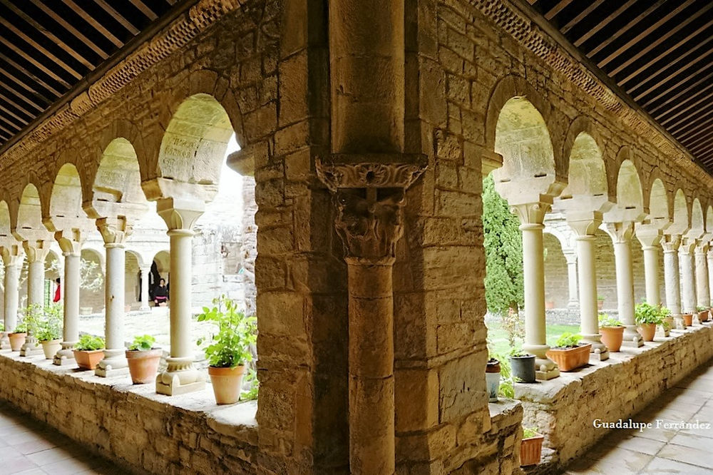 El claustro románico de la "catedral" de Roda de Isábena (Huesca).
