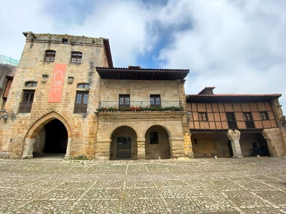 Plaza Mayor o de Ramón Pelayo. Torre de Don Borja