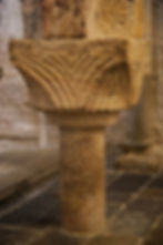 Detalle de un pilar y capitel de la cripta