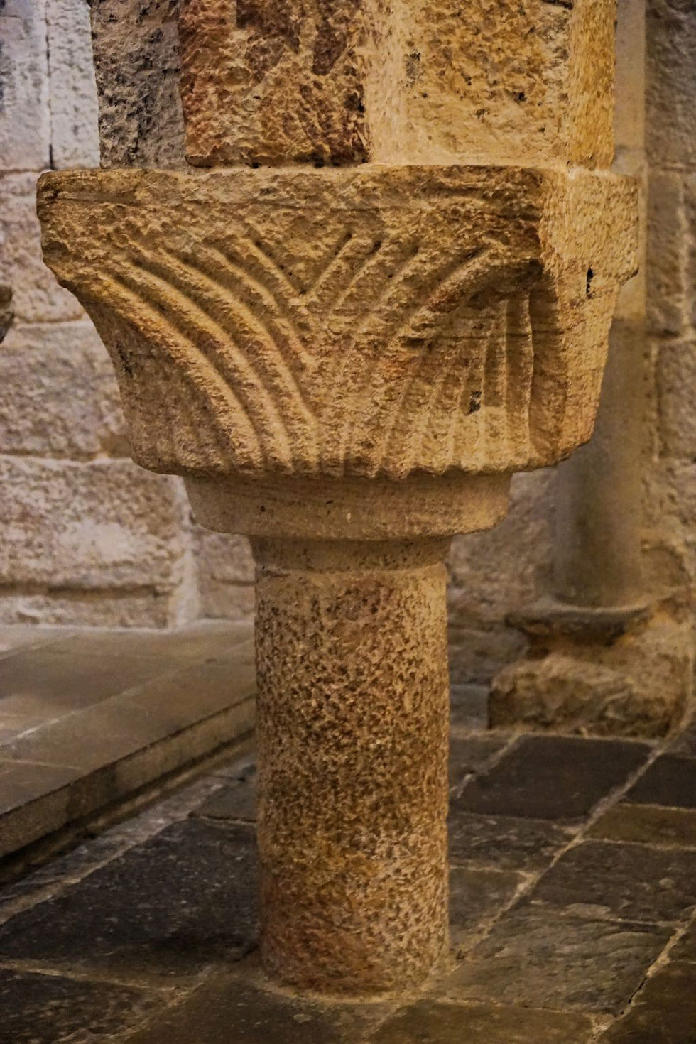 Detalle de un pilar y capitel de la cripta