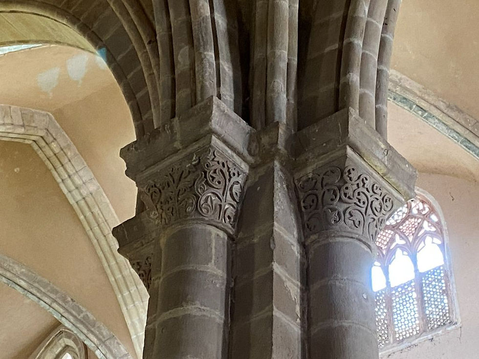 Detalle de los capiteles de la cabecera de la iglesia
