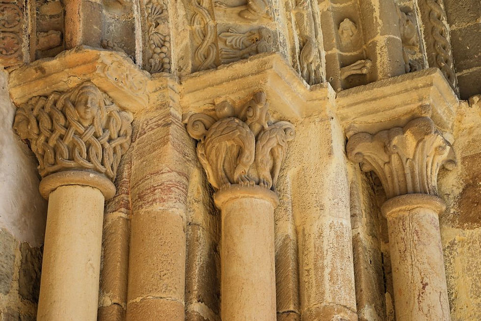 Capiteles del lado derecho. Portada Speciosa. Iglesia del monasterio