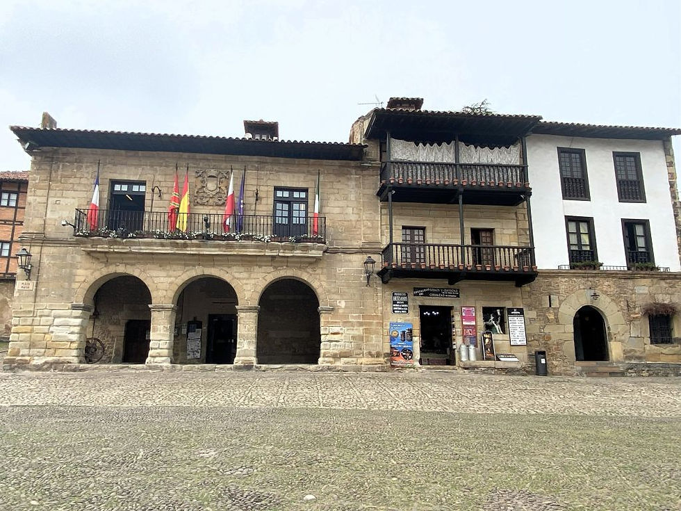 Lado del ayuntamiento en la plaza de Ramón Pelayo