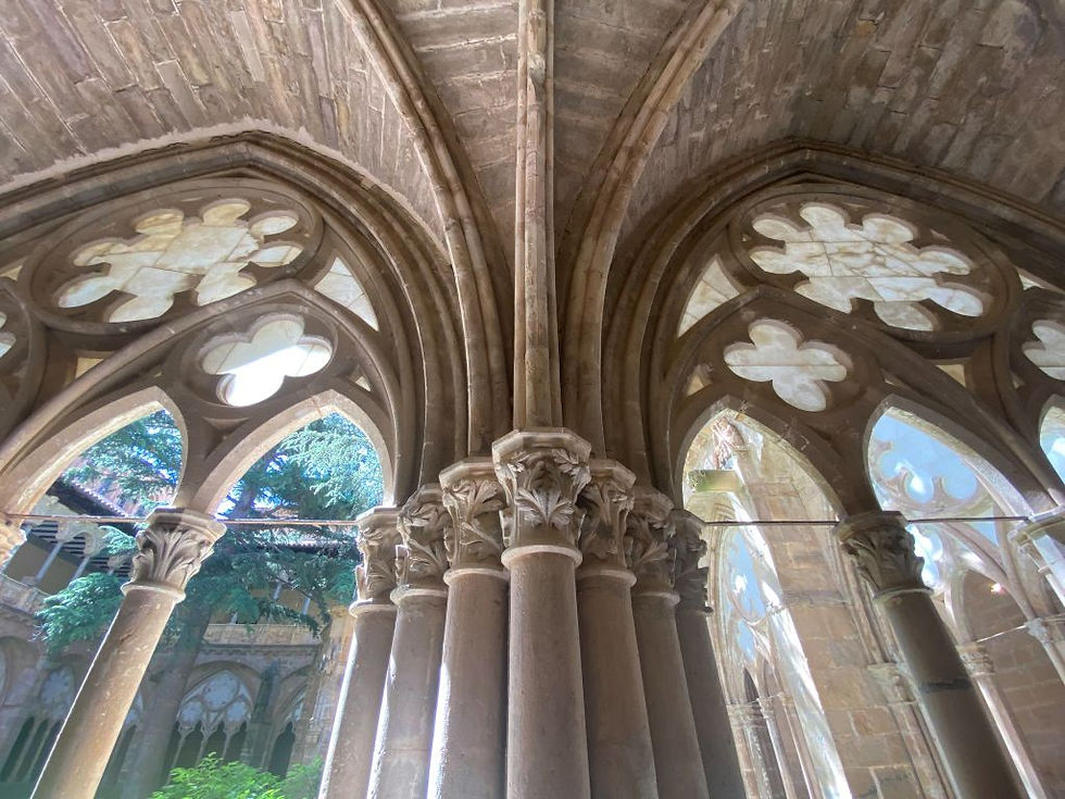 Decoración del interior de las pandas del claustro bajo
