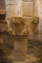 Detalle de un pilar y capitel de la cripta