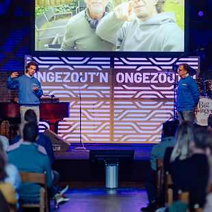 Evenement decor op maat — podium en backdrop voor zakelijk event